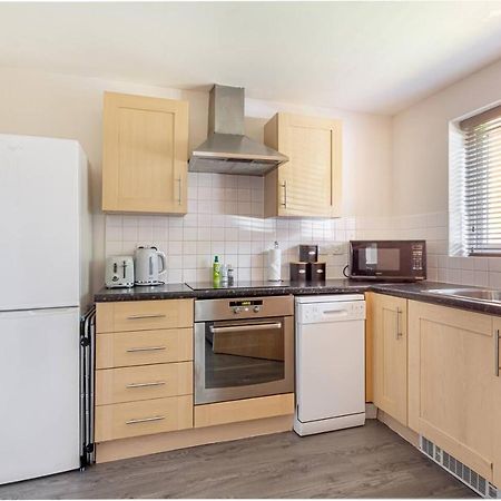 Lovely 2Bed Apt In Redditch, Free Wi-Fi & Parking Exterior photo
