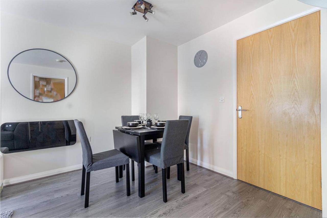 Lovely 2Bed Apt In Redditch, Free Wi-Fi & Parking Exterior photo