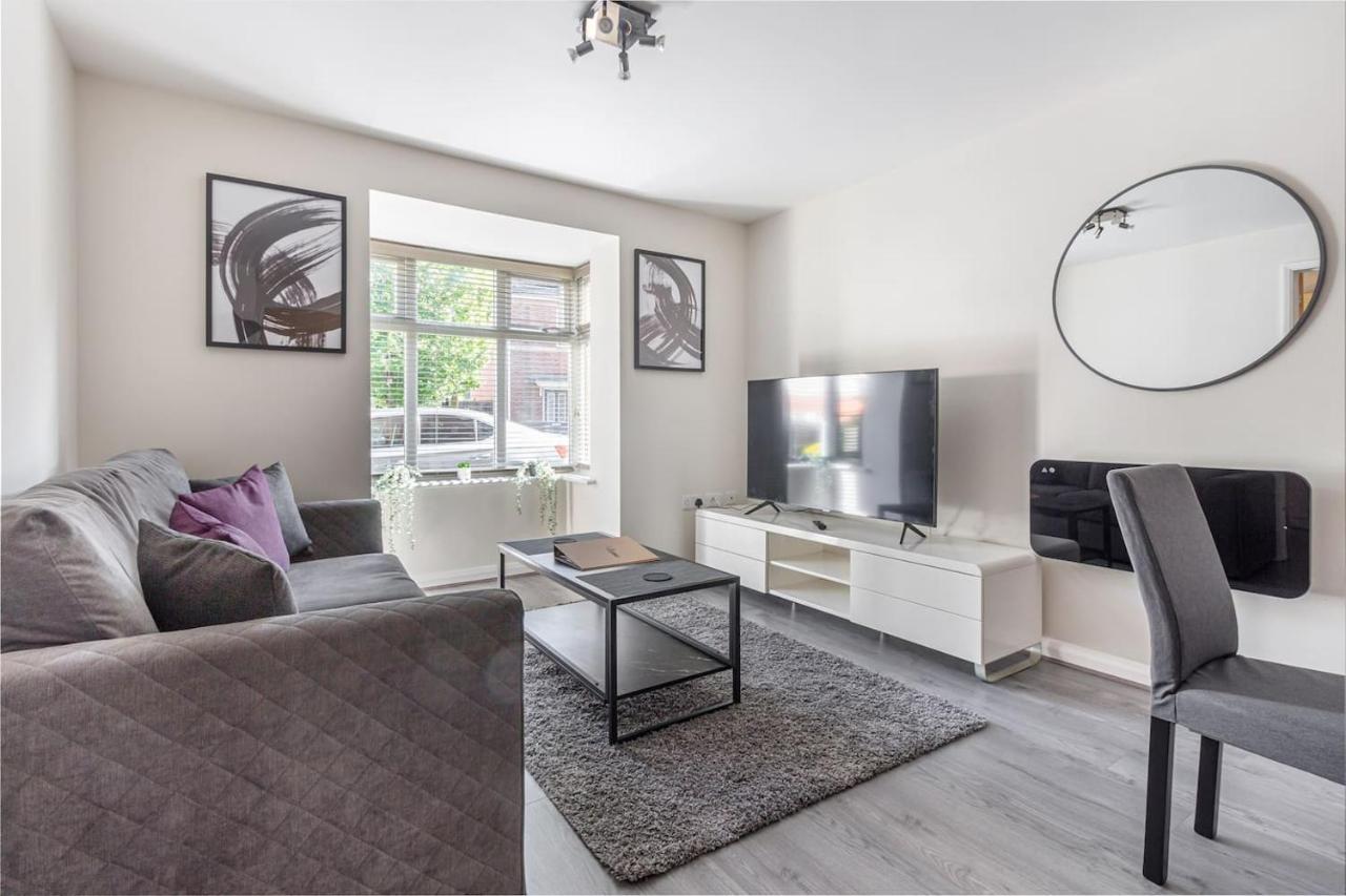 Lovely 2Bed Apt In Redditch, Free Wi-Fi & Parking Exterior photo