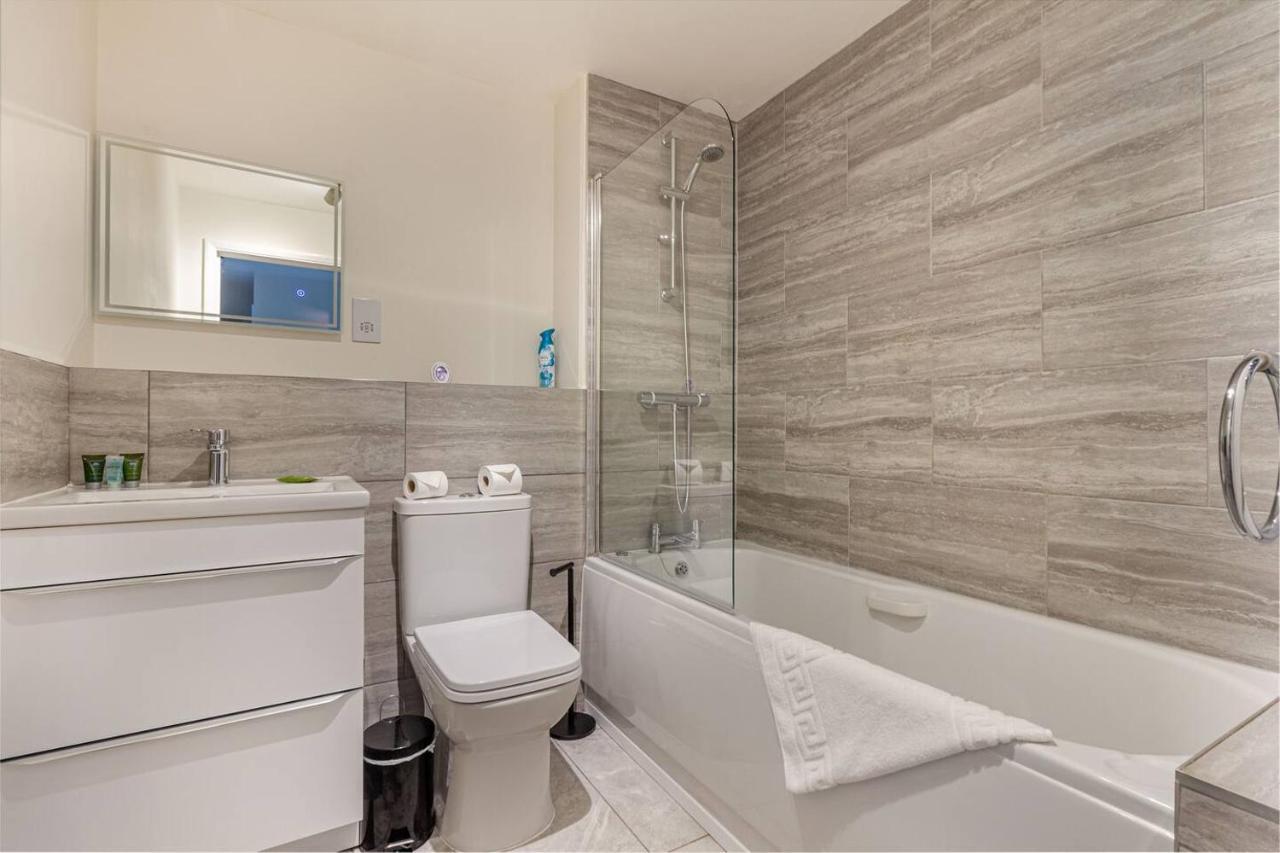 Lovely 2Bed Apt In Redditch, Free Wi-Fi & Parking Exterior photo