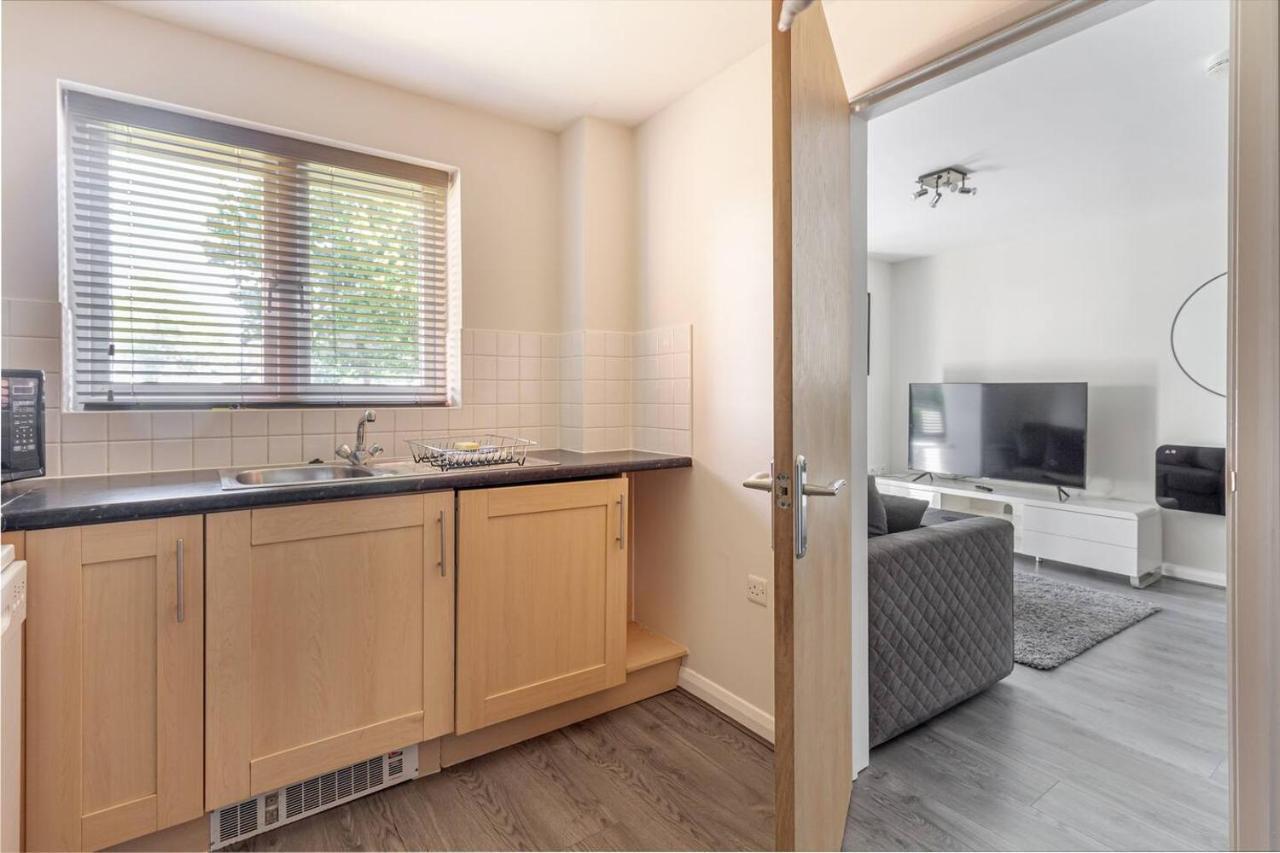 Lovely 2Bed Apt In Redditch, Free Wi-Fi & Parking Exterior photo