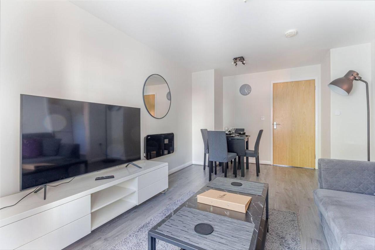 Lovely 2Bed Apt In Redditch, Free Wi-Fi & Parking Exterior photo