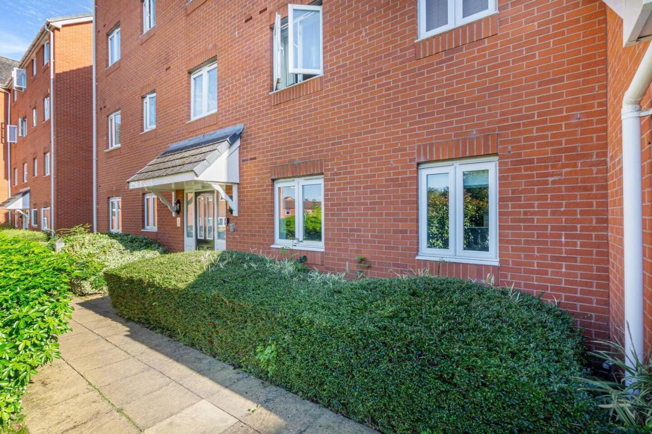 Lovely 2Bed Apt In Redditch, Free Wi-Fi & Parking Exterior photo